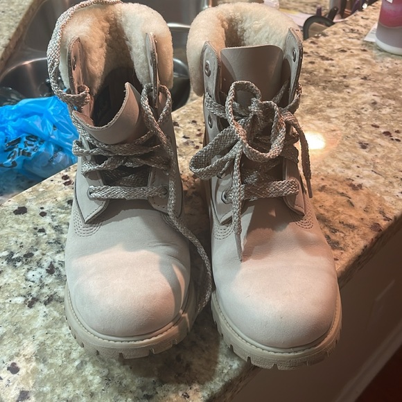 Timberland grey faux fur trim size 8.5 women’s boot - Picture 2 of 5